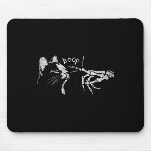 Schwarze Katze Skeleton Hand Boop auf der Nase ein Mousepad