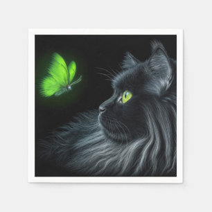 Schwarze Katze starrt eine leuchtend grüne Schmett Serviette