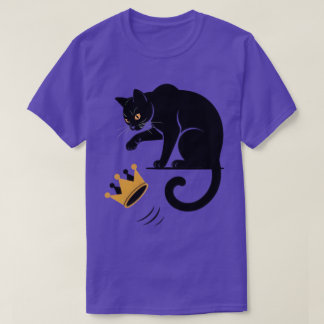 Schwarze Katze stößt die Krone um T-Shirt