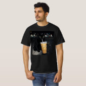 Schwarze Katze trinkt Eiskaffee T-Shirt (Vorne ganz)