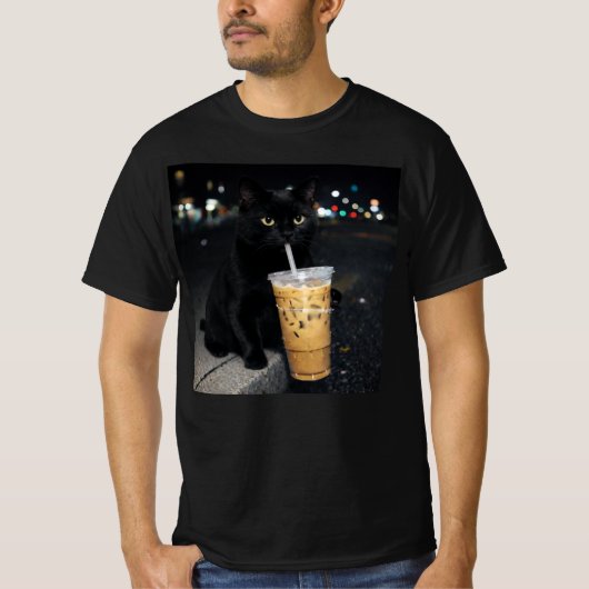 Schwarze Katze trinkt Eiskaffee T-Shirt (Vorderseite)