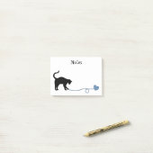 Schwarze Katze u. Herz-geformtes Garn (blau) Post-it Klebezettel (Auf Schreibtisch)