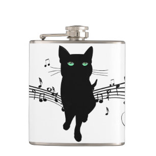 Schwarze Katze umgeben von flüsternden Noten der M Flachmann