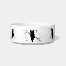 Schwarze Katze umgeben von flüsternden Noten der M