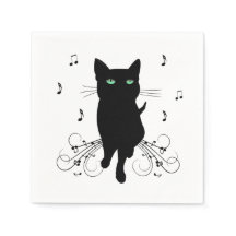 Schwarze Katze umgeben von flüsternden Noten der M