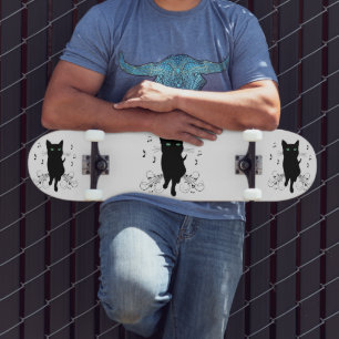 Schwarze Katze umgeben von flüsternden Noten der M Skateboard