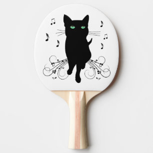 Schwarze Katze umgeben von flüsternden Noten der M Tischtennis Schläger
