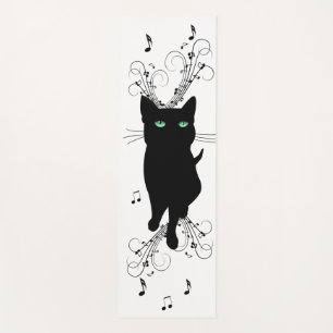 Schwarze Katze umgeben von flüsternden Noten der M Yogamatte