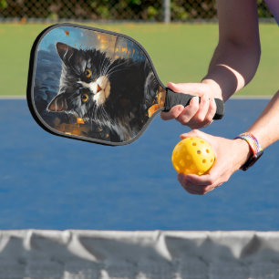 Schwarze Katze und Café-Terrasse bei Nacht Pickleball Schläger