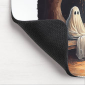 Schwarze Katze und Geist sitzen auf Bank Halloween Mousepad (Ecke)