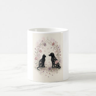 Schwarze Katze und Hund sehen sich an Kaffeetasse