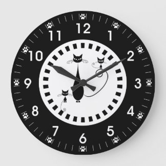 Schwarze Katze und Kätzchen mit Paw Prints Große Wanduhr