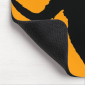 Schwarze Katze und Orange Mousepad (Ecke)