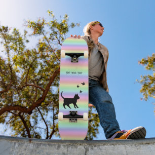 Schwarze Katze und Schmetterling auf Regenbogen Skateboard