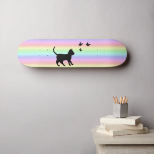 Schwarze Katze und Schmetterling auf Regenbogen Skateboard