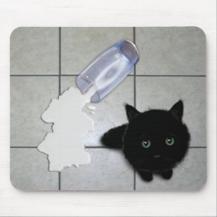 Schwarze Katze und verschüttete Milch Mousepad