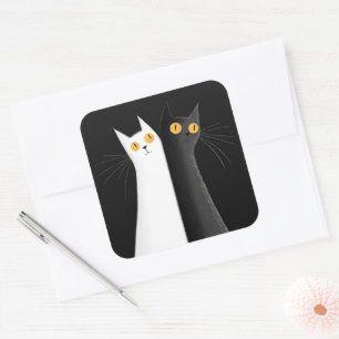 Schwarze Katze und weiße Katze auf Schwarz Quadratischer Aufkleber