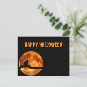 Schwarze Katze unter Orange Moon Feiertagspostkarte