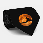 Schwarze Katze unter Orange Moon Krawatte (Gerollt)