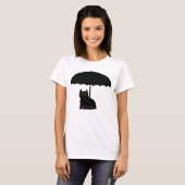 Schwarze Katze unter Schirm T-Shirt (Vorne ganz)