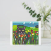 Schwarze Katze unter Tulpen Postkarte (Stehend Vorderseite)