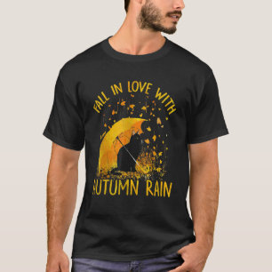 Schwarze Katze verliebt sich in den Herbstregen T-Shirt