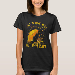 Schwarze Katze verliebt sich in Herbstregen T-Shirt