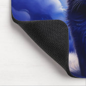 Schwarze Katze vor dem Hintergrund eines blauen Mo Mousepad (Ecke)
