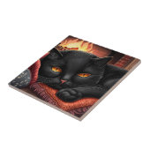 Schwarze Katze vor einem Kamin Fliese (Seite)