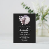 Schwarze Katze vor einem magischen Vollmond Geburt Einladungspostkarte (Stehend Vorderseite)