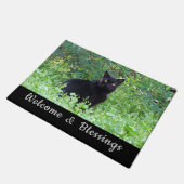 Schwarze Katze Willkommen und Segnungen vor der Tü Fußmatte (Schrägansicht)