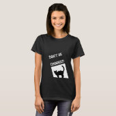 Schwarze Katze zitiert schwarzen T - Shirt (Vorne ganz)