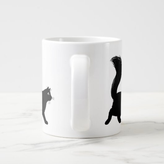 Schwarze Katze zu Fuß mit langatmigem Schwanz Jumbo-Tasse (Rückseite)
