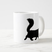 Schwarze Katze zu Fuß mit langatmigem Schwanz Jumbo-Tasse (Vorderseite Rechts)