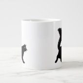 Schwarze Katze zu Fuß mit langatmigem Schwanz Jumbo-Tasse (Vorderseite)