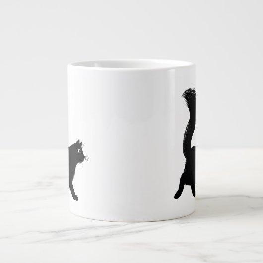 Schwarze Katze zu Fuß mit langatmigem Schwanz Jumbo-Tasse (Vorderseite)