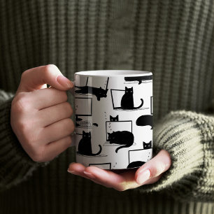 Schwarze Katzen auf Laptops Kaffeetasse