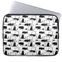 Schwarze Katzen auf Laptops