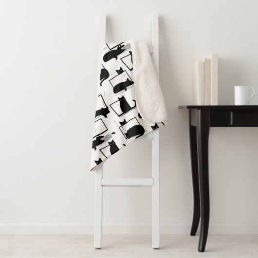 Schwarze Katzen auf Laptops Sherpadecke (Beispiel)