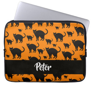 Schwarze Katzen auf Orange Laptopschutzhülle