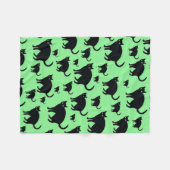 Schwarze Katzen im grünen Hintergrund Fleecedecke (Vorderseite (Horizontal))