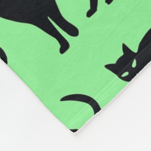 Schwarze Katzen im grünen Hintergrund Fleecedecke (Ecke)