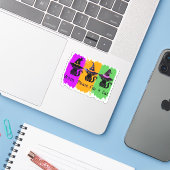 Schwarze Katzen in der Hexe hassen essenziellen T  Aufkleber (Laptop mit iPhone)