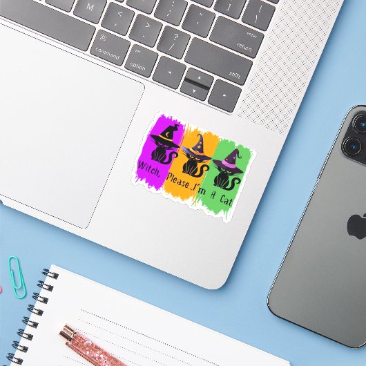 Schwarze Katzen in der Hexe hassen essenziellen T Aufkleber (Laptop mit iPhone)