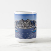 Schwarze Katzen in Weihnachtsmannmützen Snowboarde Kaffeetasse (Mittel)