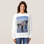 Schwarze Katzen in Weihnachtsmannmützen Snowboarde Sweatshirt (Vorne ganz)