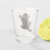 Schwarze Katzen klettern auf menschlichem Rücken Schnapsglas (Rückseite)