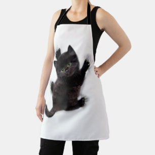 Schwarze Katzen klettern auf menschlichem Rücken Schürze