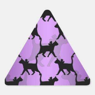 Schwarze Katzen Muster auf Lila Dreieckiger Aufkleber
