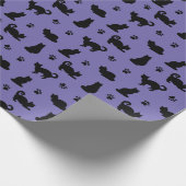 Schwarze Katzen Paw Prints Lila Geschenkpapier (Ecke)